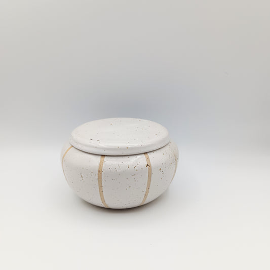 Boite blanche mouchetée.